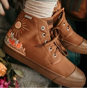 New Bangs Sahara Sand Sunrise High Tops Embroidered Sneakers W8 M6.5 Tan